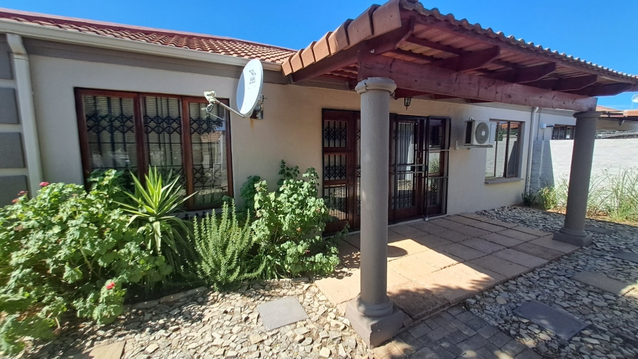 2 Bedroom Property for Sale in Langenhovenpark Free State